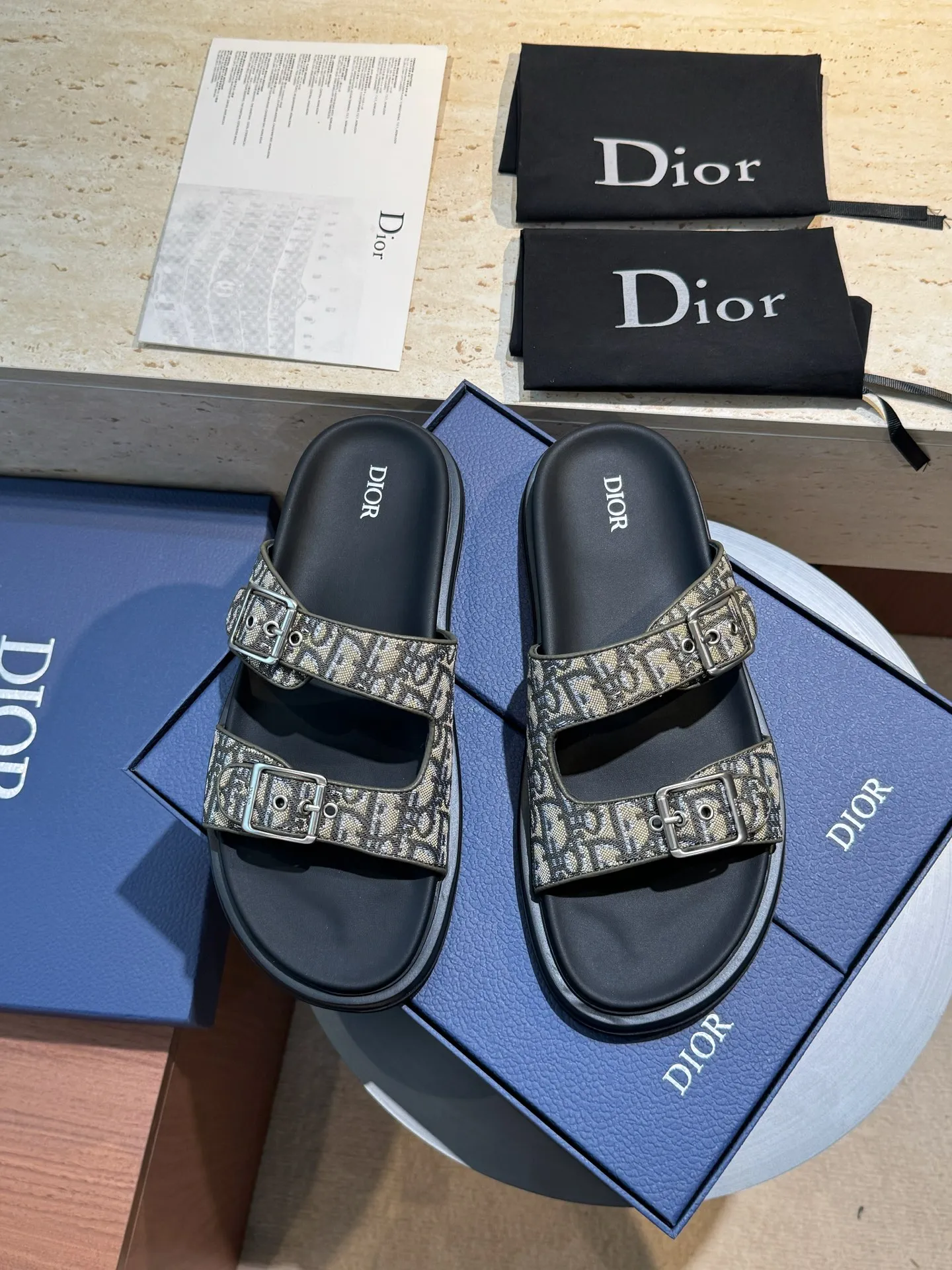 Factory price: 320💰Djia Aqua men's slippers and sandals, Dior's Aqua sandals are elegant and casual. The cross-strap design is reinterpreted in CD Diamond canvas, inspired by the brand's archives. Finished with a branded logo and tonal notch sole, they can be worn easily with shorts or jeans for a sophisticated look. Size:39-44(38 45 customized)